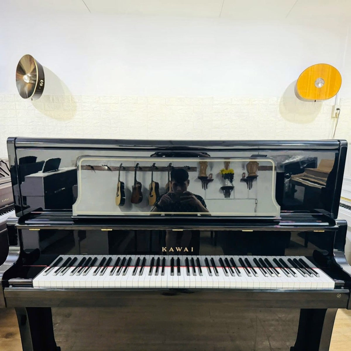 Đàn piano cơ upright Kawai BL82 màu đen bóng sang trọng tại Tân Nhạc Cụ với thiết kế thùng cao 132cm uy lực.