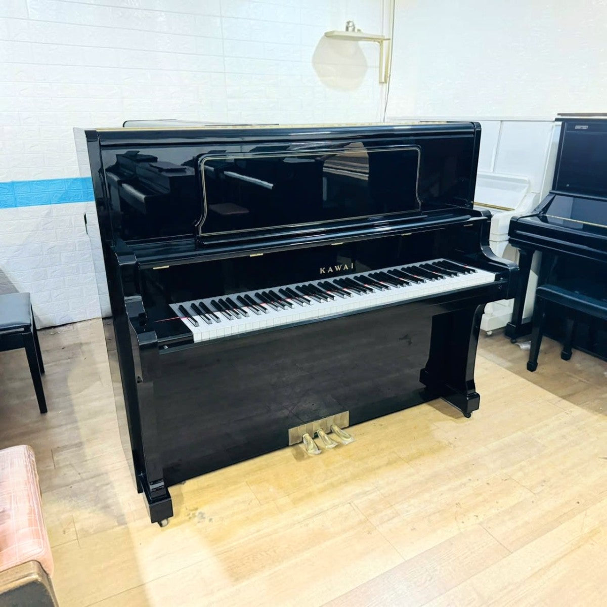 Đàn piano cơ upright Kawai BL82 màu đen bóng sang trọng tại TÂN NHẠC CỤ, thiết kế thùng cao 132cm uy lực.