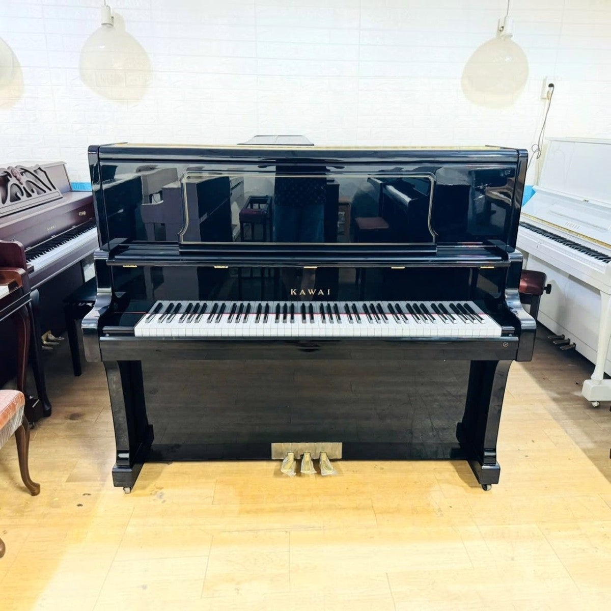 Đàn piano cơ upright Kawai BL82 màu đen bóng sang trọng tại TÂN NHẠC CỤ, thiết kế thùng cao 132cm uy lực.