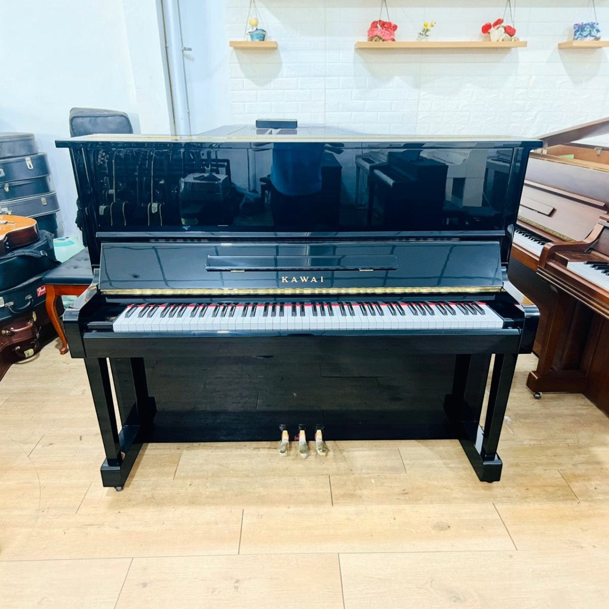 Đàn piano cơ upright Kawai BS10 màu đen bóng sang trọng tại TÂN NHẠC CỤ