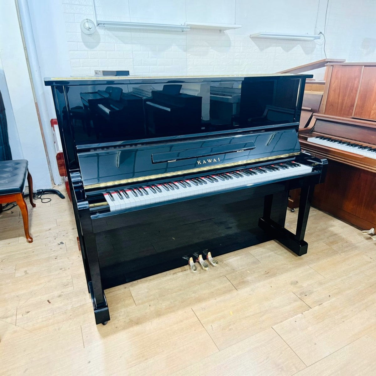 Đàn piano cơ upright Kawai BS10 màu đen bóng sang trọng tại Tân Nhạc Cụ