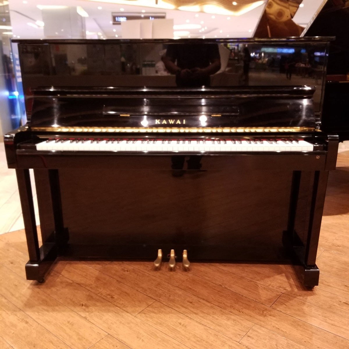 Đàn piano cơ upright Kawai BS1A màu đen bóng sang trọng tại Tân Nhạc Cụ, thiết kế cao 131cm bền bỉ