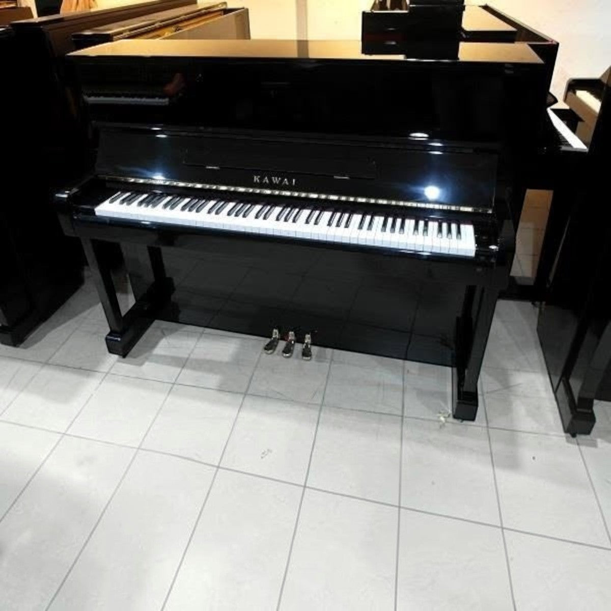 Đàn piano cơ upright Kawai BS1A màu đen bóng sang trọng tại TÂN NHẠC CỤ, thiết kế cao 131cm bền bỉ