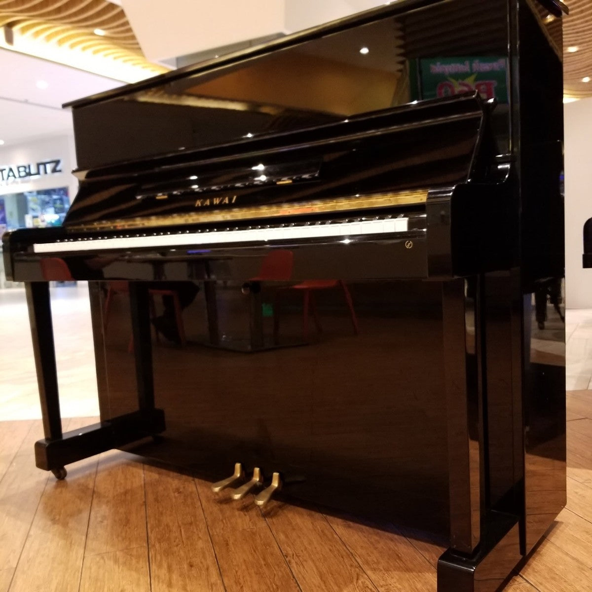 Đàn piano cơ upright Kawai BS1A màu đen bóng sang trọng tại TÂN NHẠC CỤ, thiết kế cao 131cm với 3 pedal kim loại.