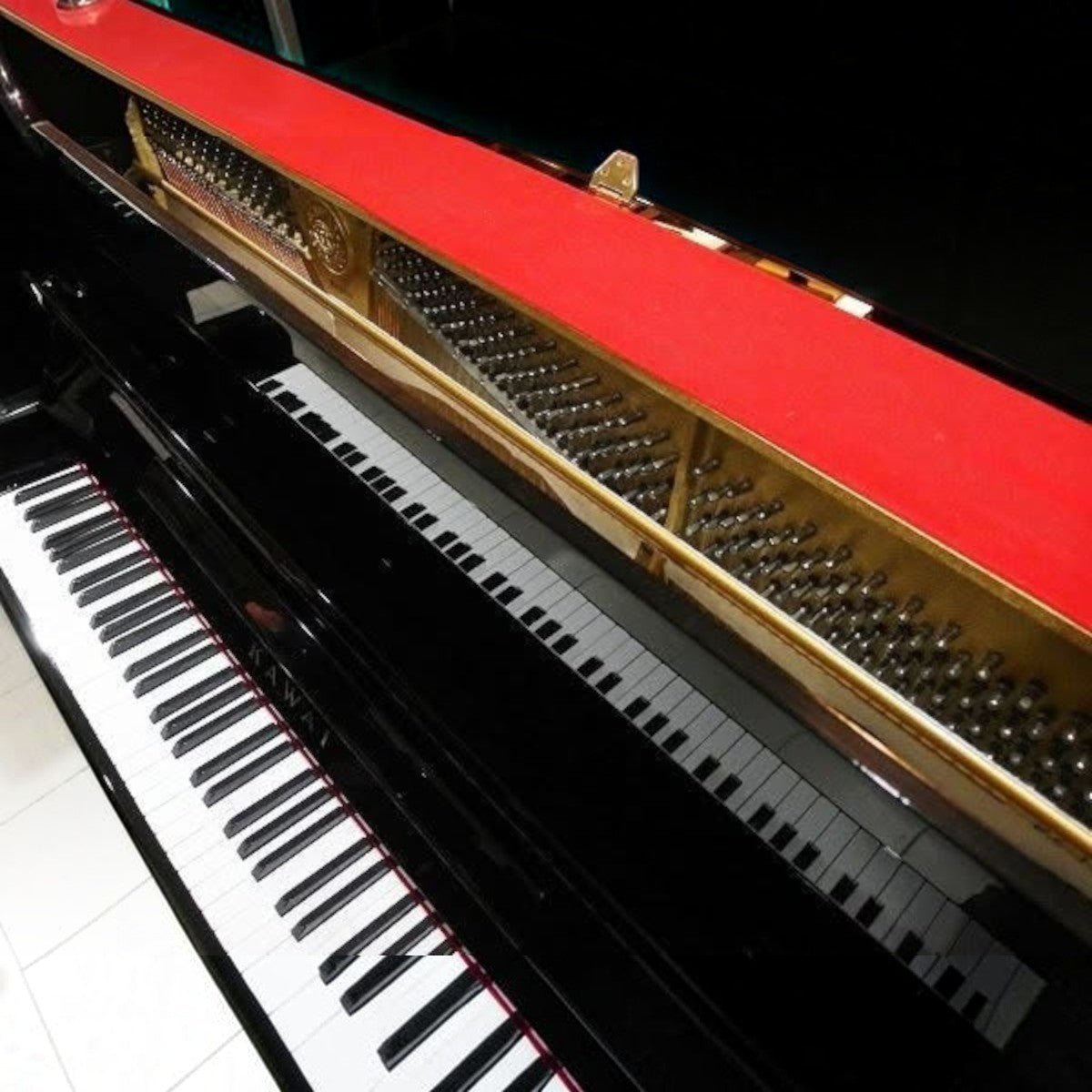 Đàn piano cơ upright Kawai BS1A màu đen bóng tại TÂN NHẠC CỤ, góc nhìn từ trên xuống thấy rõ khung gang và phím đàn