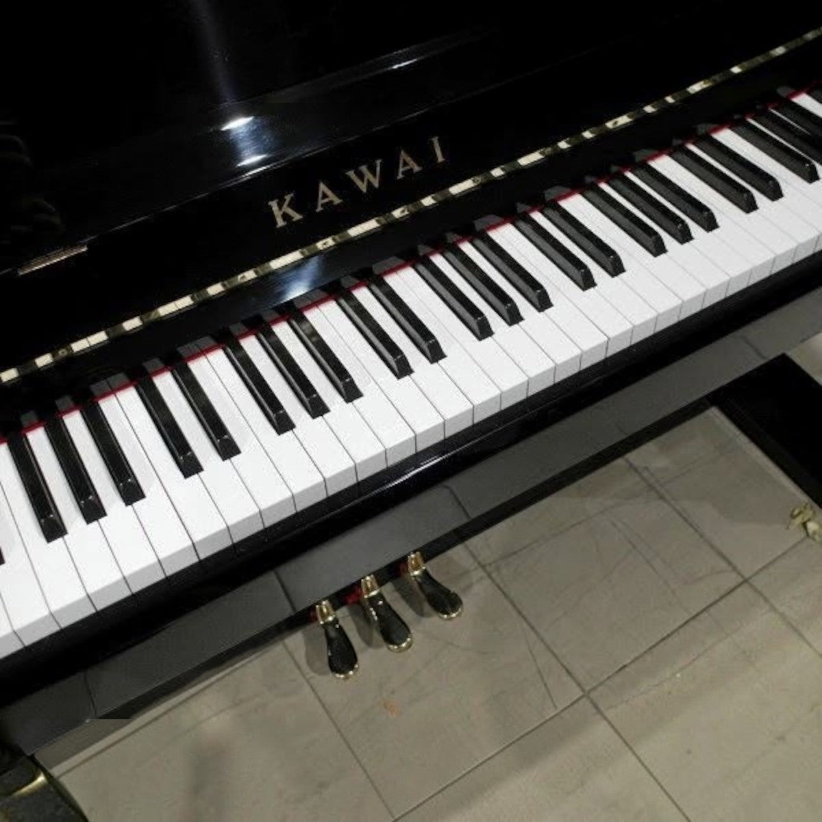 Đàn piano cơ upright Kawai BS1A màu đen bóng sang trọng tại TÂN NHẠC CỤ với bàn phím 88 phím và 3 pedal
