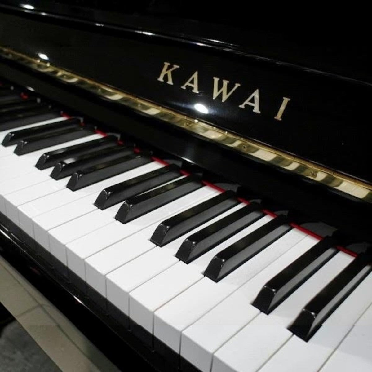 Đàn piano cơ upright Kawai BS1A màu đen bóng sang trọng tại TÂN NHẠC CỤ với bàn phím trắng đen sắc nét