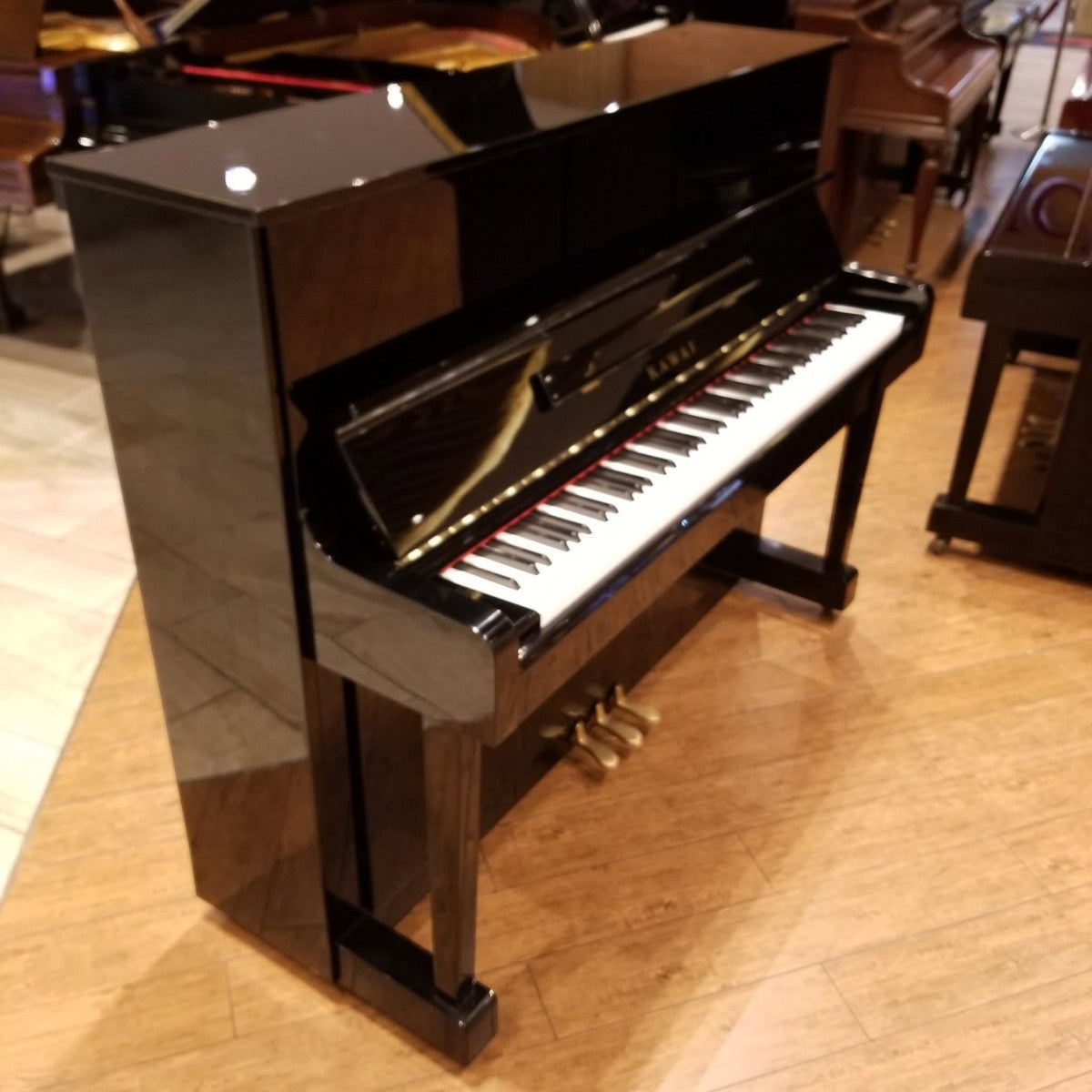 Đàn piano cơ upright Kawai BS1A màu đen bóng sang trọng tại TÂN NHẠC CỤ, thiết kế cao 131cm bền bỉ