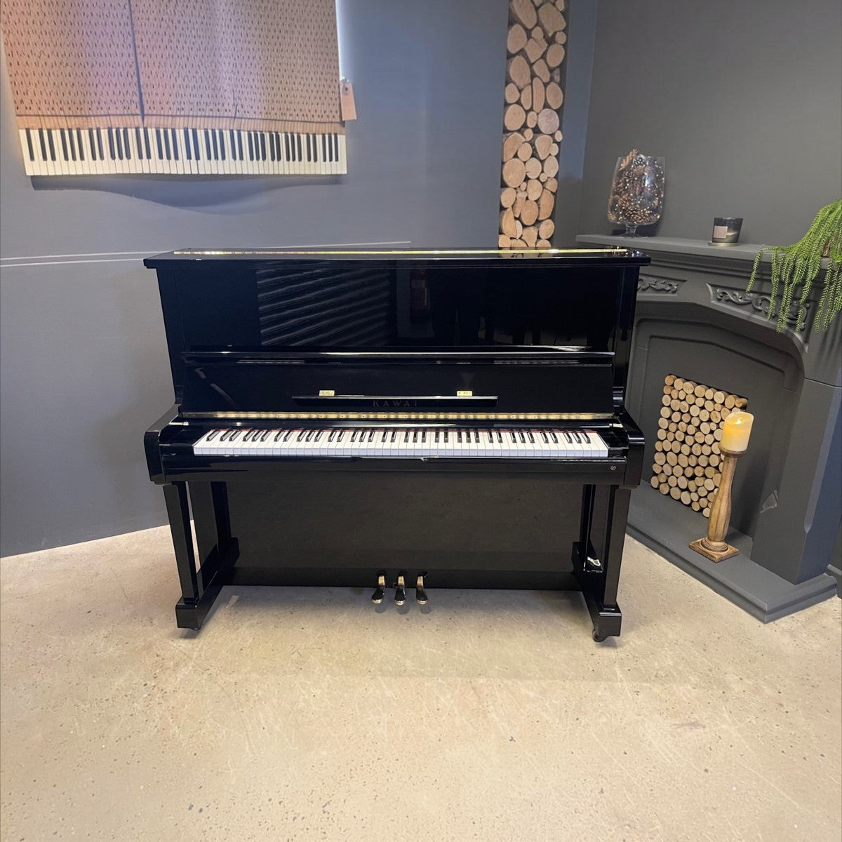 Đàn piano cơ upright Kawai BS2A màu đen bóng sang trọng tại Tân Nhạc Cụ, thiết kế 125cm tinh tế và bền bỉ.