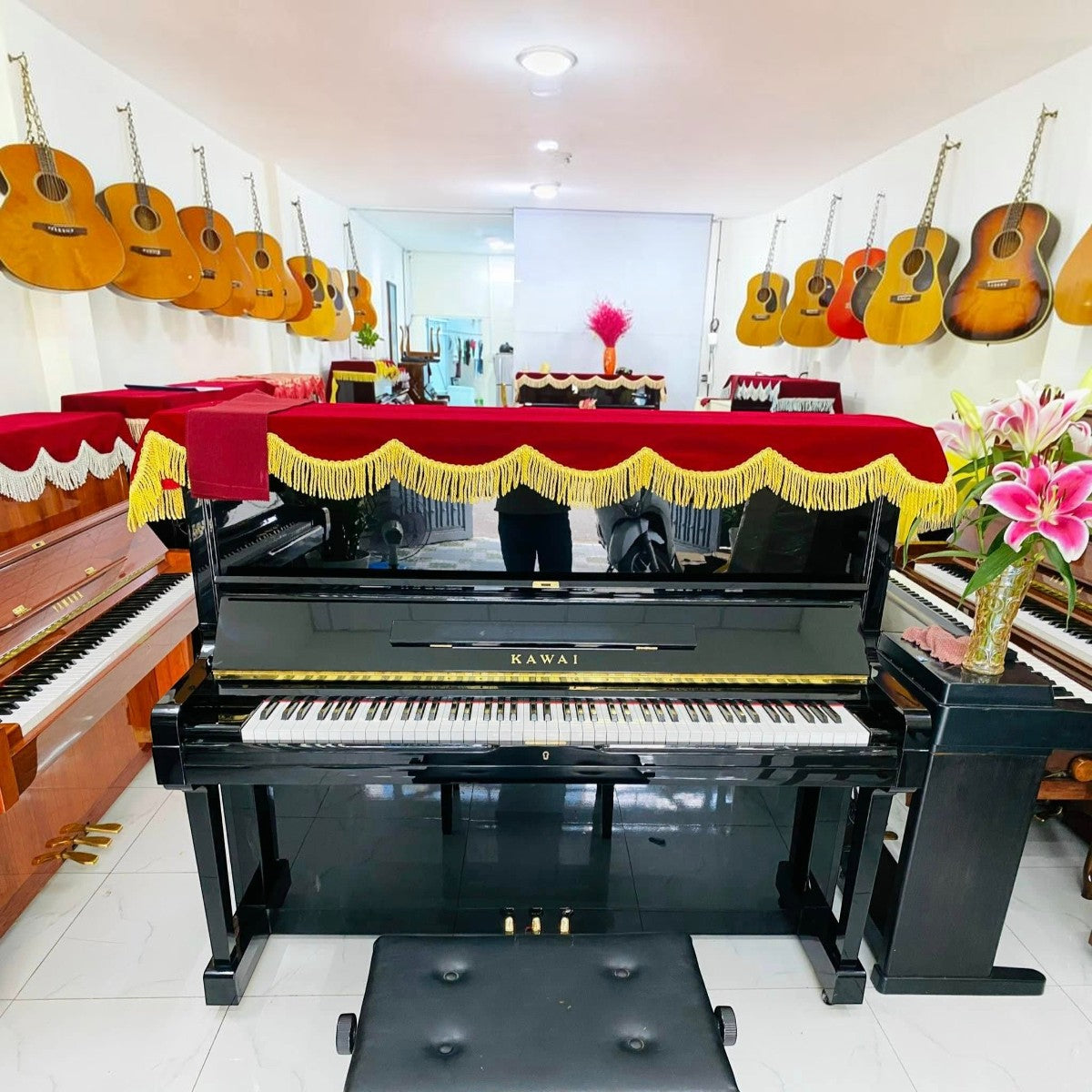 Đàn piano cơ upright Kawai BS40 màu đen bóng sang trọng tại cửa hàng TÂN NHẠC CỤ