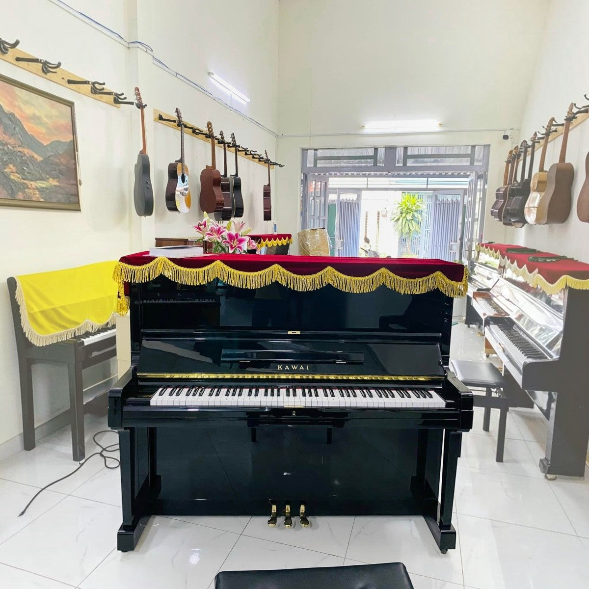 Đàn piano cơ upright Kawai BS40 màu đen bóng sang trọng tại cửa hàng TÂN NHẠC CỤ