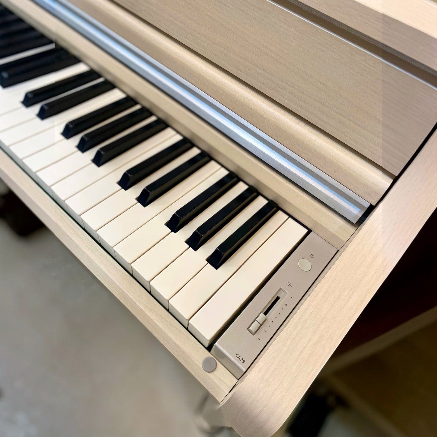 Bàn phím gỗ Grand Feel III của đàn piano điện Kawai CA79 tại TÂN NHẠC CỤ với thiết kế sang trọng