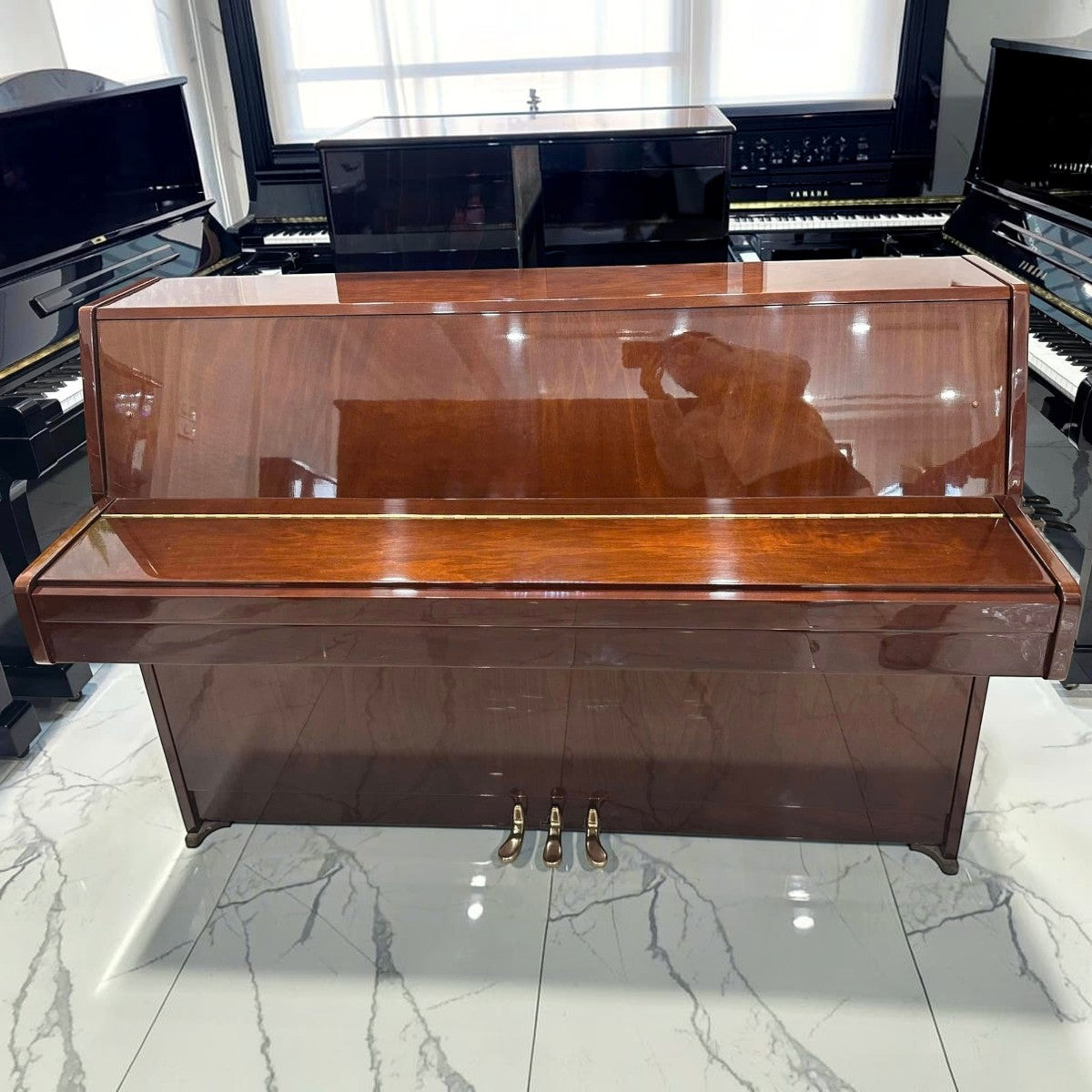 Đàn piano cơ Kawai CL4MW màu vân gỗ óc chó nhạt sang trọng, thiết kế nhỏ gọn tại TÂN NHẠC CỤ