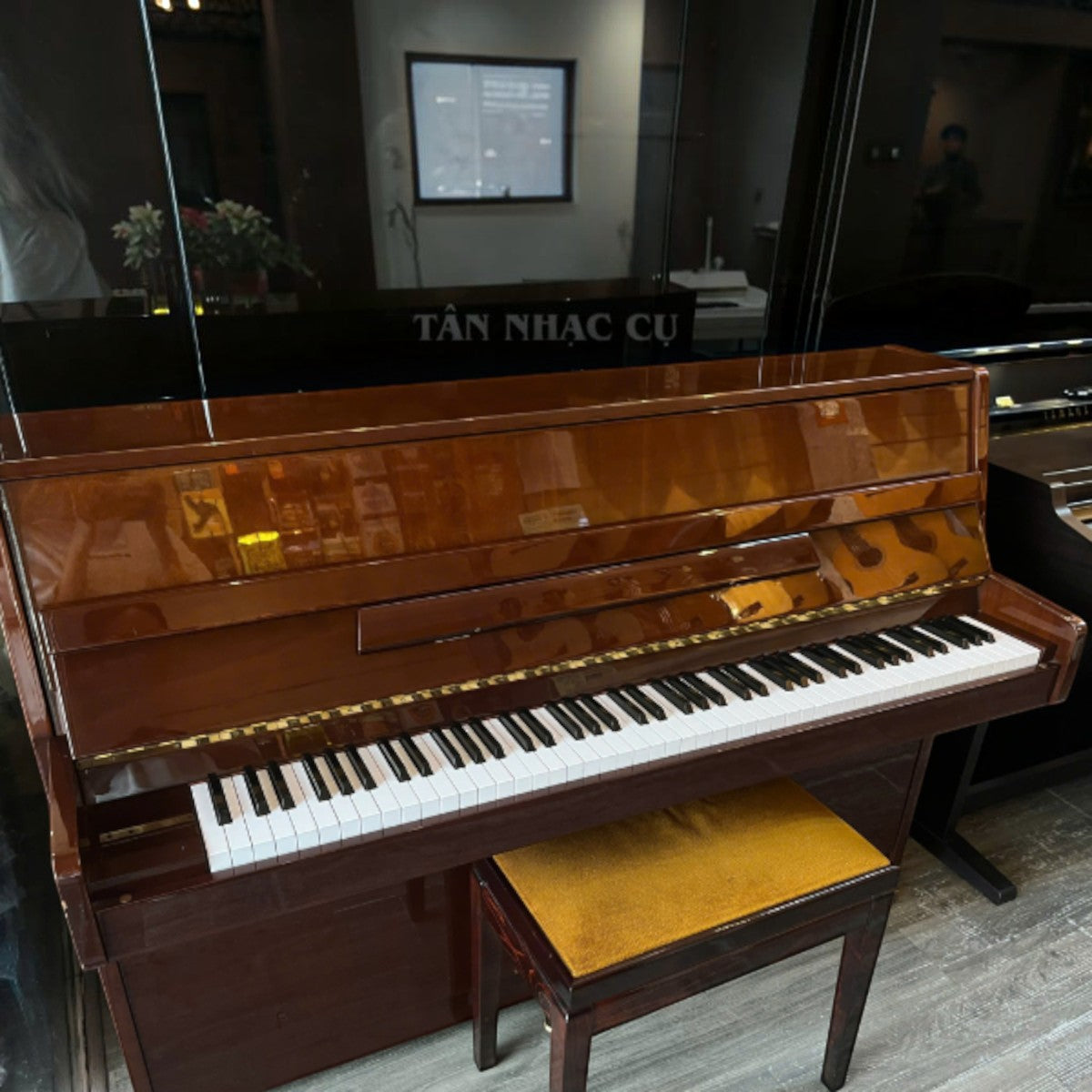 Đàn piano cơ Kawai CL4MW màu vân gỗ óc chó nhạt sang trọng tại TÂN NHẠC CỤ