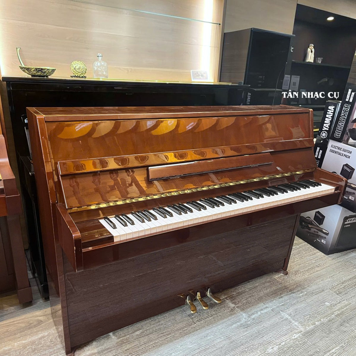 Đàn piano cơ Kawai CL4MW màu vân gỗ óc chó nhạt sang trọng, thiết kế nhỏ gọn, thanh thoát tại TÂN NHẠC CỤ