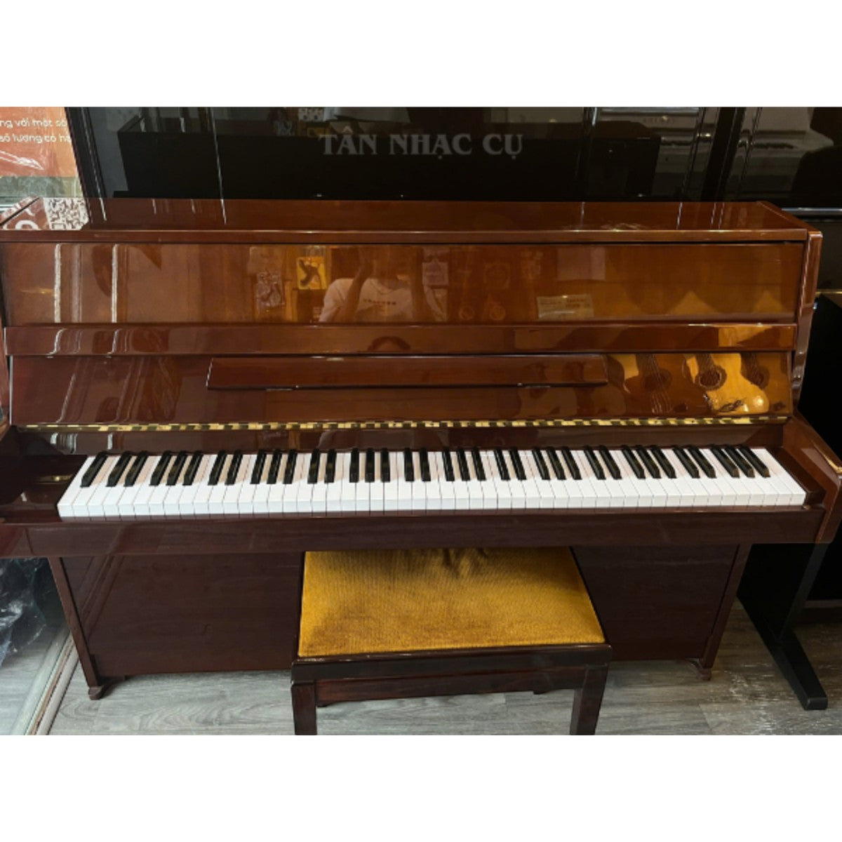 Đàn piano cơ Kawai CL4MW màu vân gỗ óc chó nhạt sang trọng, thiết kế nhỏ gọn tại TÂN NHẠC CỤ
