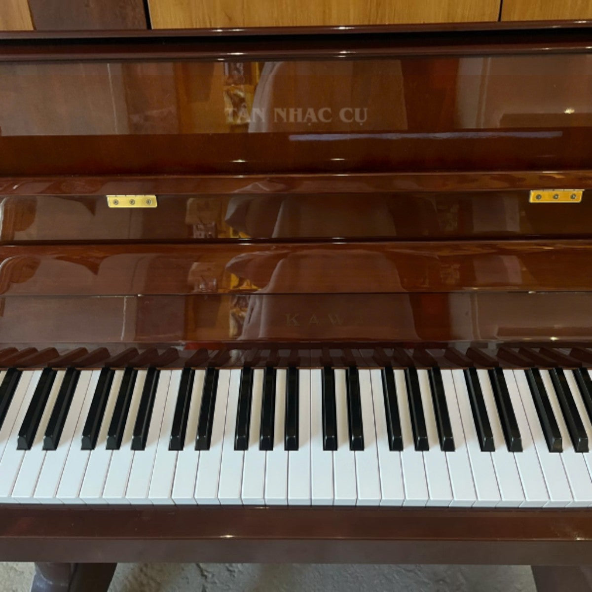 Đàn piano cơ Kawai CL4MW màu vân gỗ óc chó nhạt tại TÂN NHẠC CỤ với thiết kế nhỏ gọn và phím đàn tinh tế