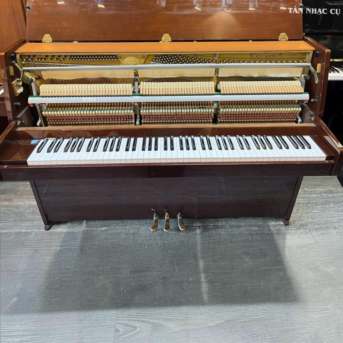 Đàn piano cơ Kawai CL4MW màu vân gỗ óc chó nhạt tại TÂN NHẠC CỤ với bộ máy bên trong lộ rõ