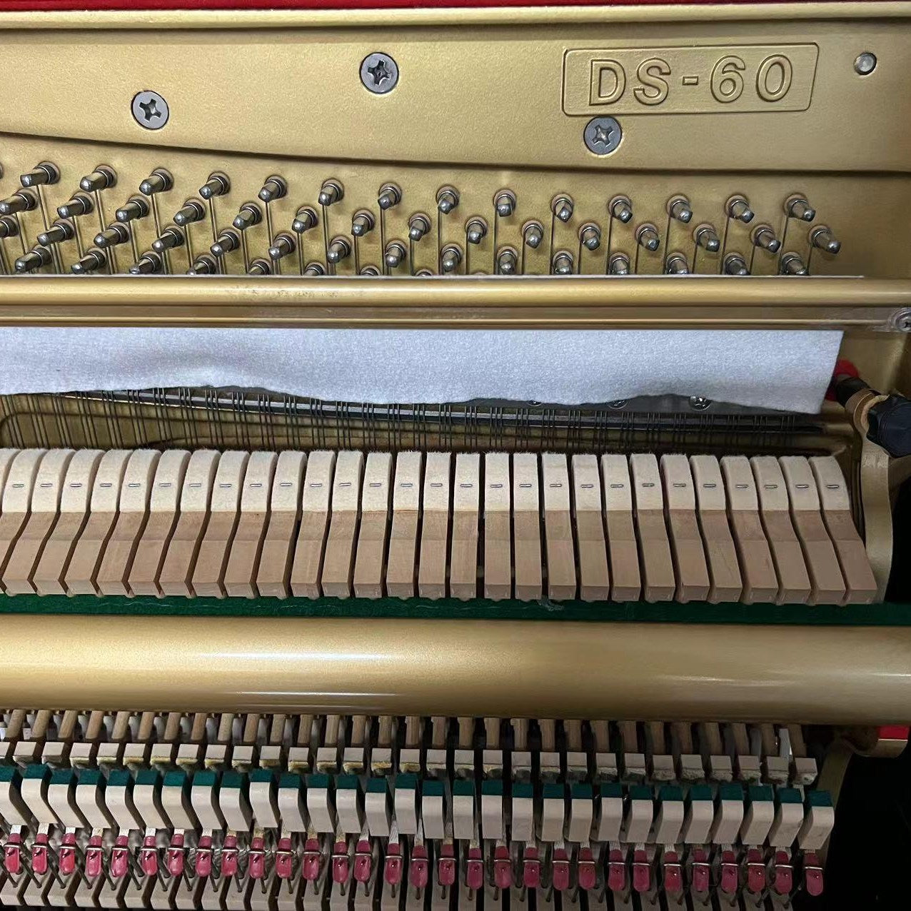 Bên trong đàn piano cơ Tân Nhạc Cụ Kawai DS60 với bộ máy Millennium III và khung gang vàng