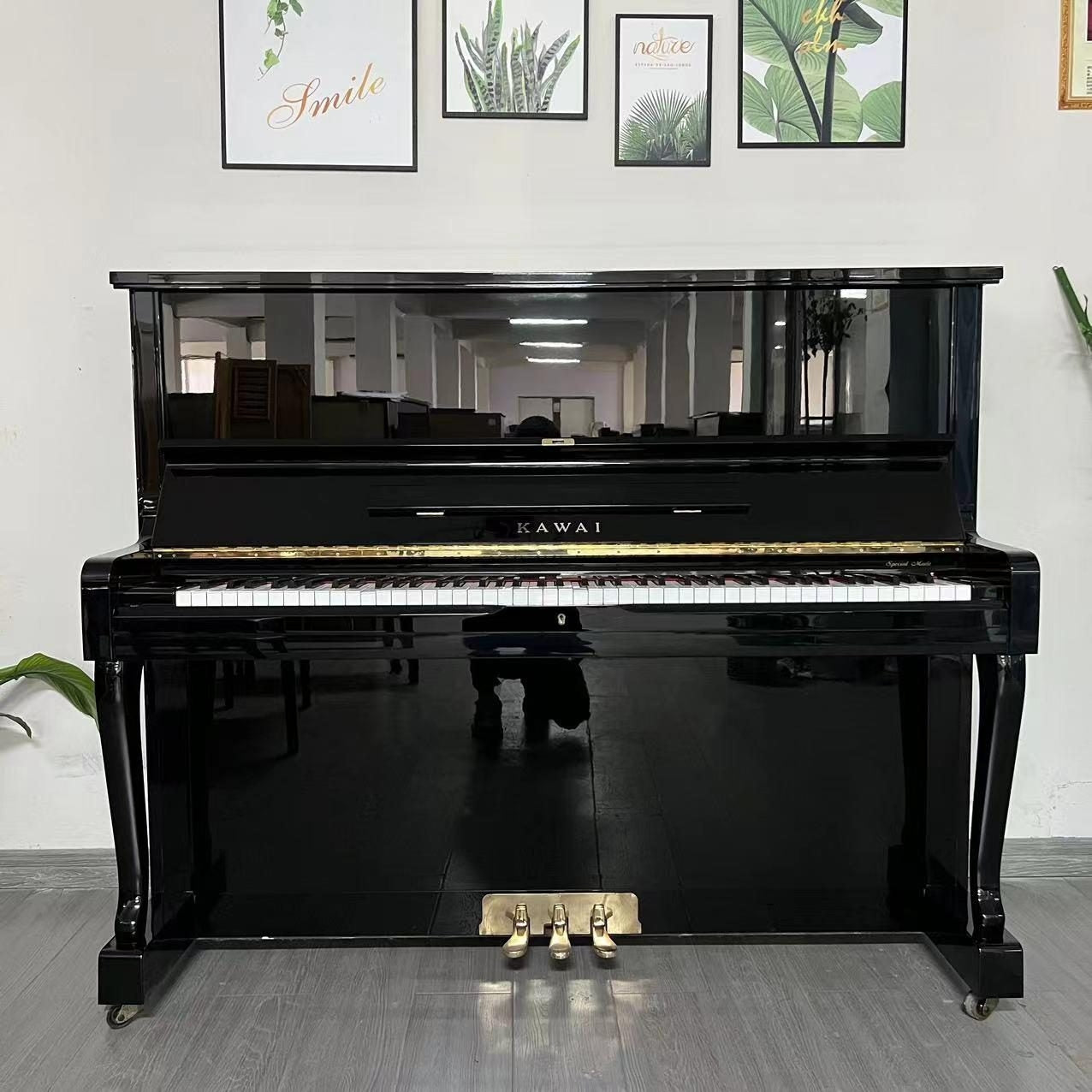 Đàn piano cơ upright Kawai DS60 màu đen bóng sang trọng tại Tân Nhạc Cụ với thiết kế tinh tế và bộ máy phím nhạy