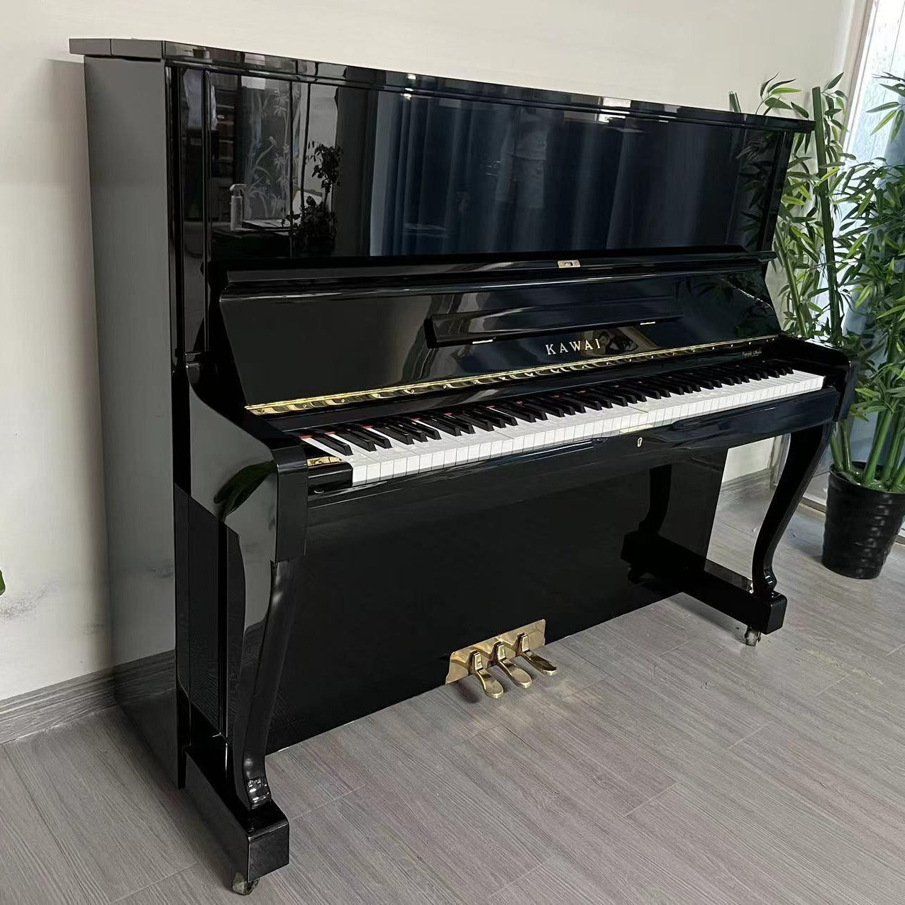 Đàn piano cơ upright Kawai DS60 màu đen bóng sang trọng tại Tân Nhạc Cụ với thiết kế tinh tế và hiện đại
