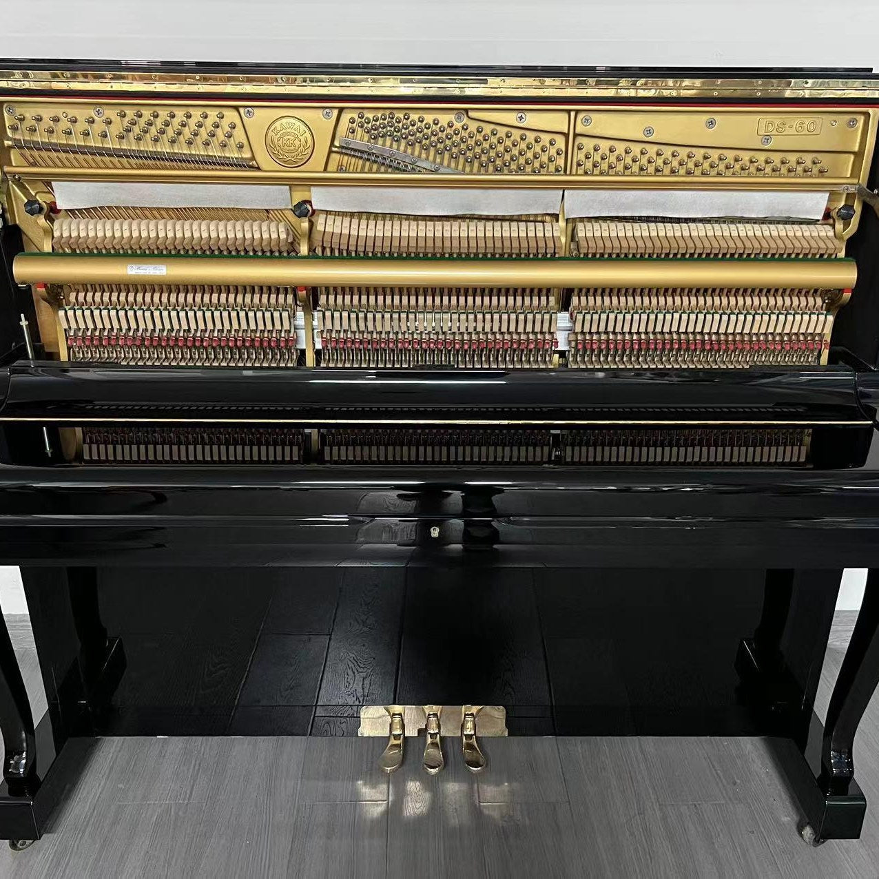 Đàn piano cơ upright Kawai DS60 màu đen bóng với bộ máy Millennium III bên trong tại Tân Nhạc Cụ