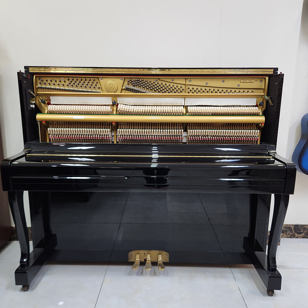 Đàn piano cơ upright Kawai DS65 màu đen bóng tại Tân Nhạc Cụ với bộ máy bên trong lộ rõ