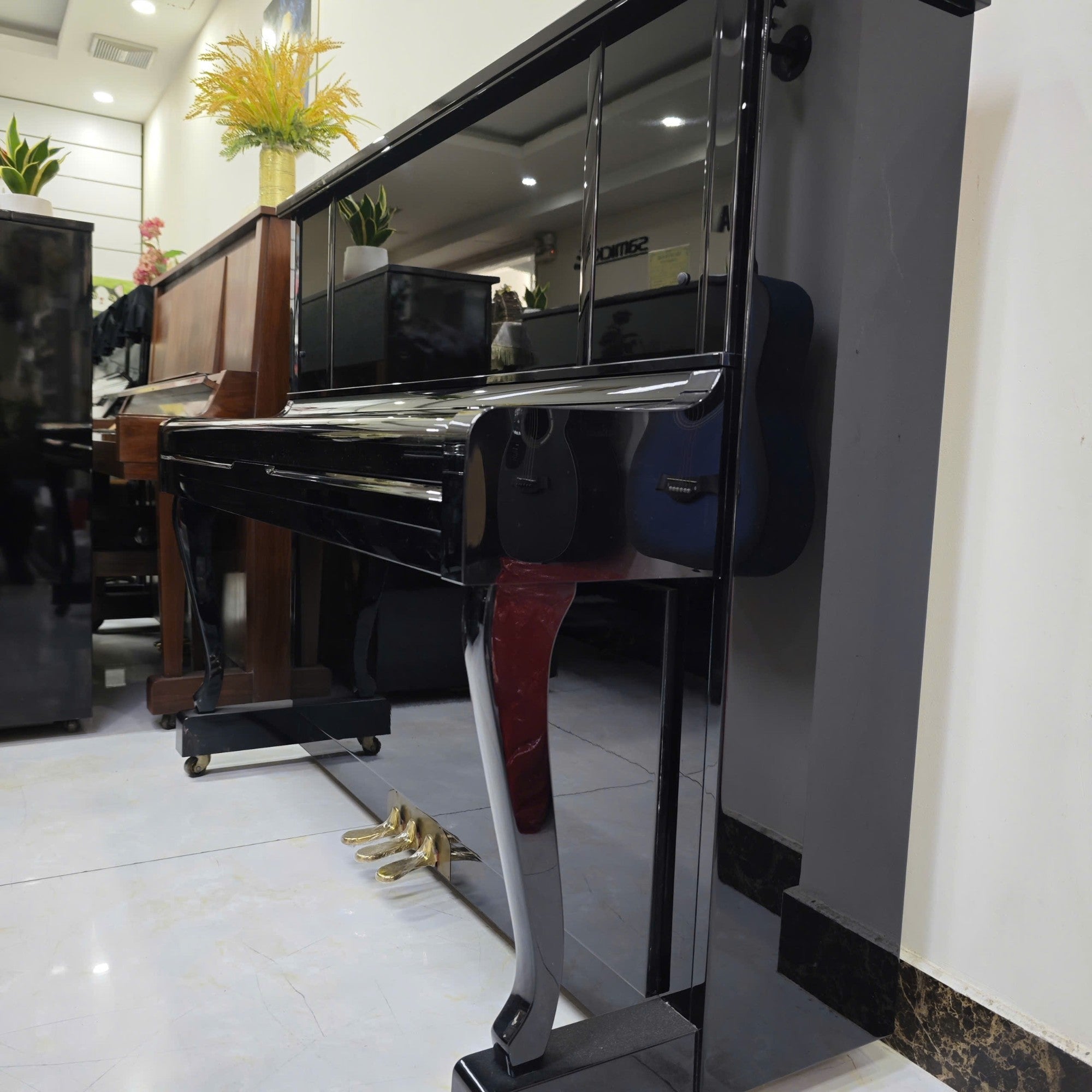 Đàn piano cơ upright Kawai DS65 màu đen bóng sang trọng tại cửa hàng TÂN NHẠC CỤ