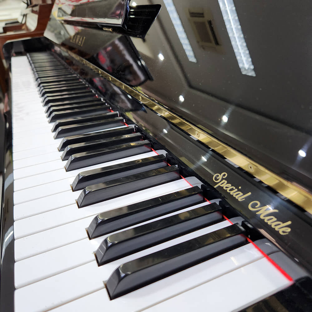Đàn piano cơ TÂN NHẠC CỤ Kawai DS65 màu đen bóng với mặt phím ngà nhân tạo cao cấp, góc nhìn cận cảnh bàn phím