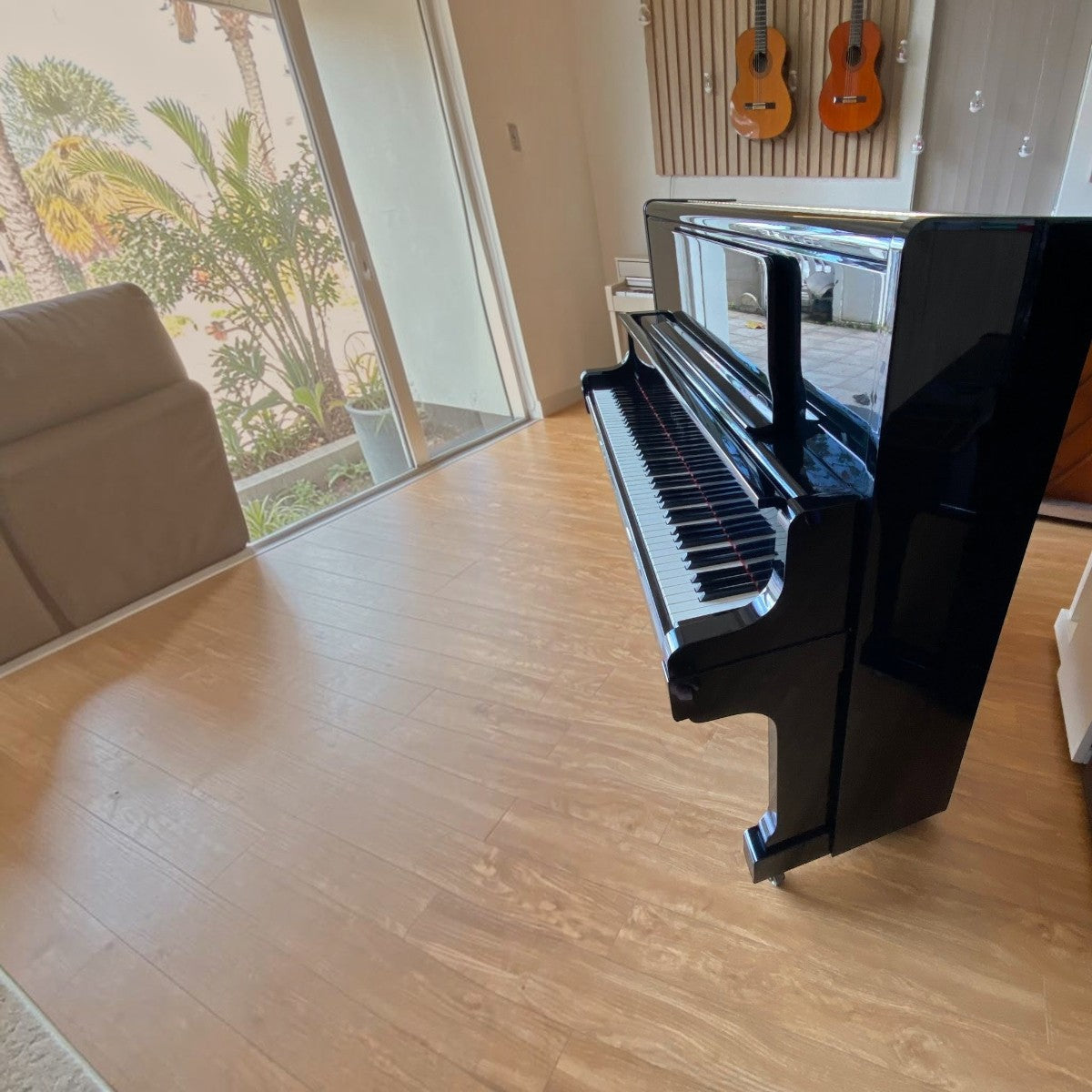 Đàn piano cơ upright Kawai K70 màu đen bóng sang trọng tại cửa hàng TÂN NHẠC CỤ