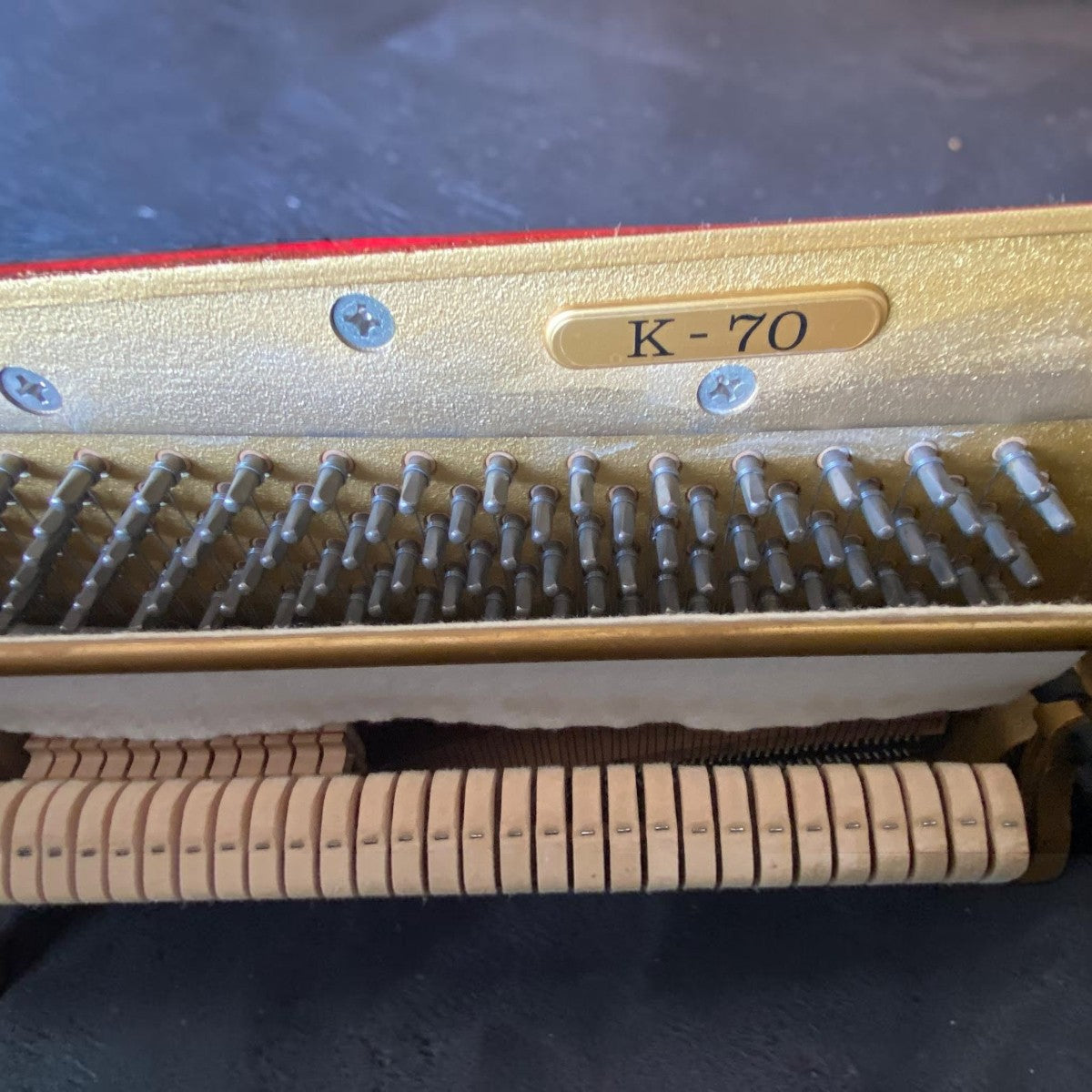 Bảng tên model K-70 trên khung gang bên trong đàn piano cơ TÂN NHẠC CỤ