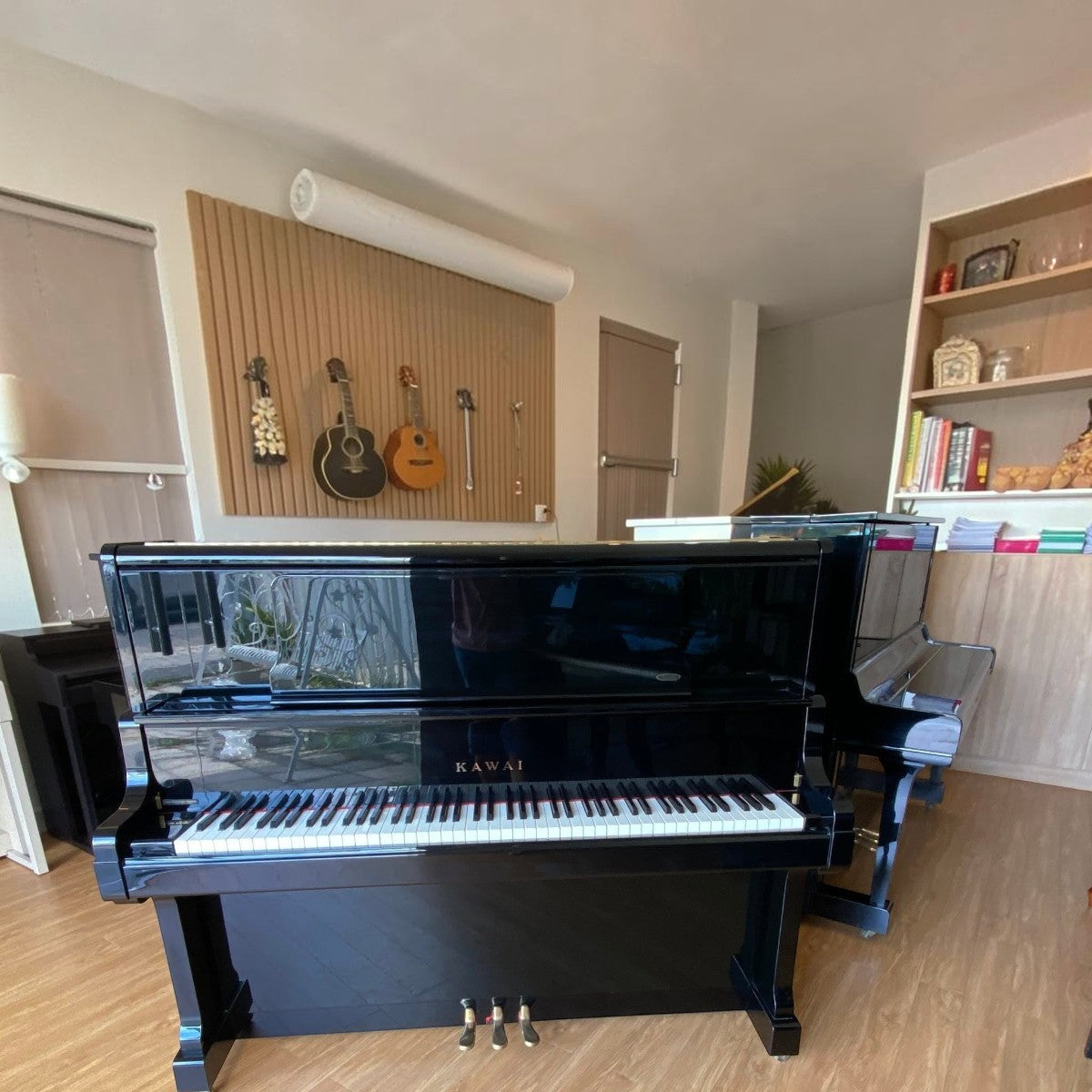 Đàn piano cơ upright Kawai K70 màu đen bóng sang trọng tại showroom Tân Nhạc Cụ