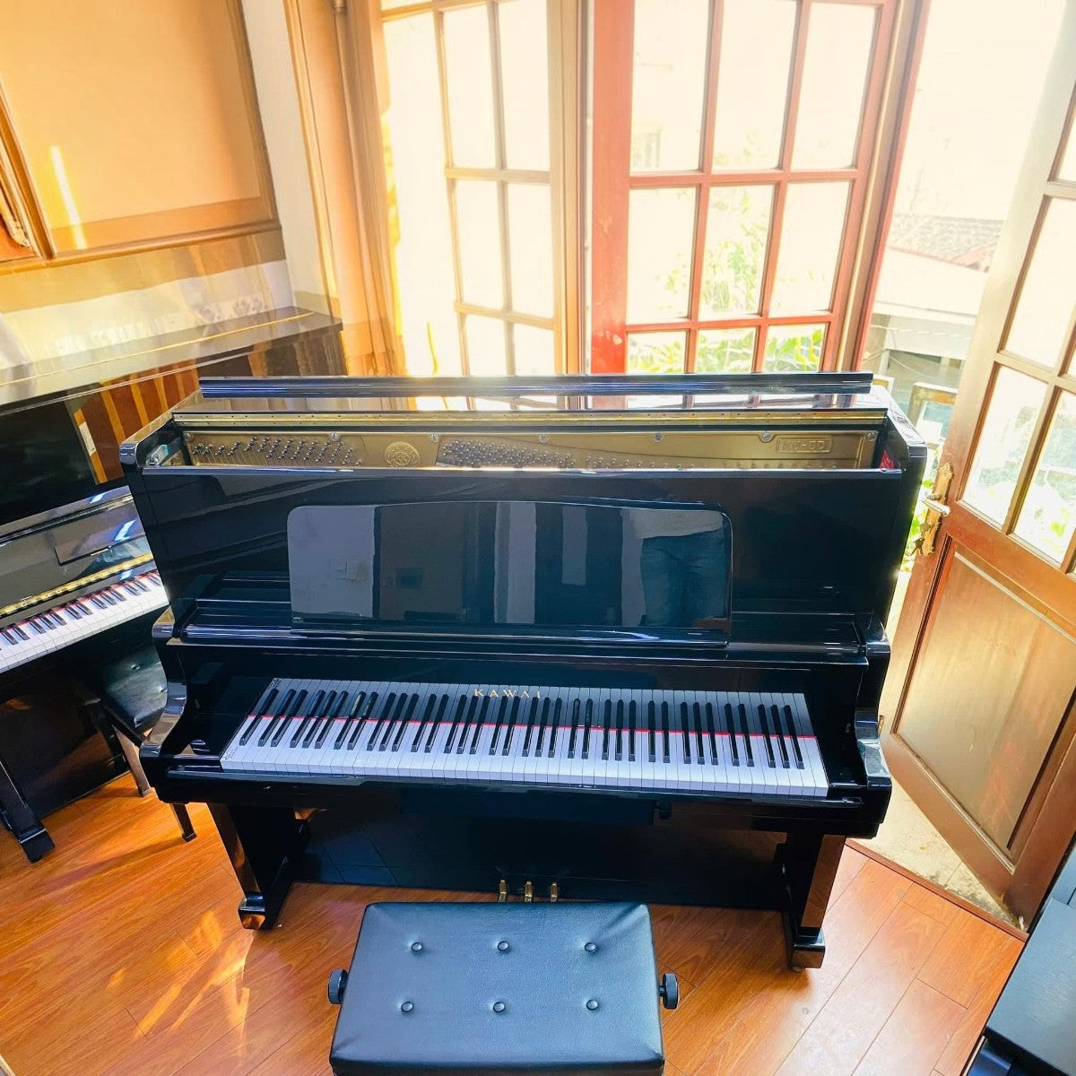 Đàn piano cơ upright Kawai K70 màu đen bóng sang trọng tại cửa hàng TÂN NHẠC CỤ