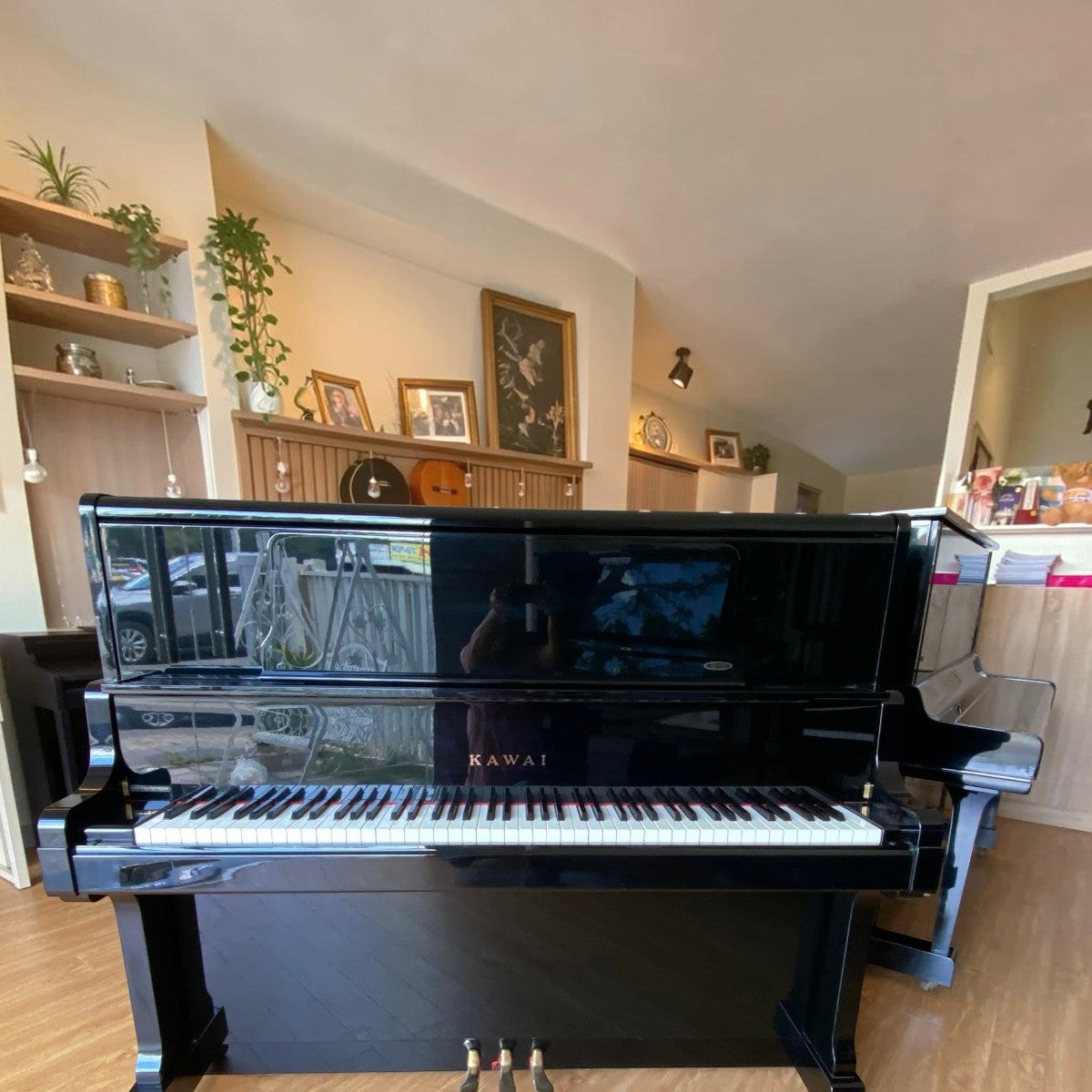 Đàn piano cơ upright Kawai K70 màu đen bóng sang trọng tại showroom TÂN NHẠC CỤ