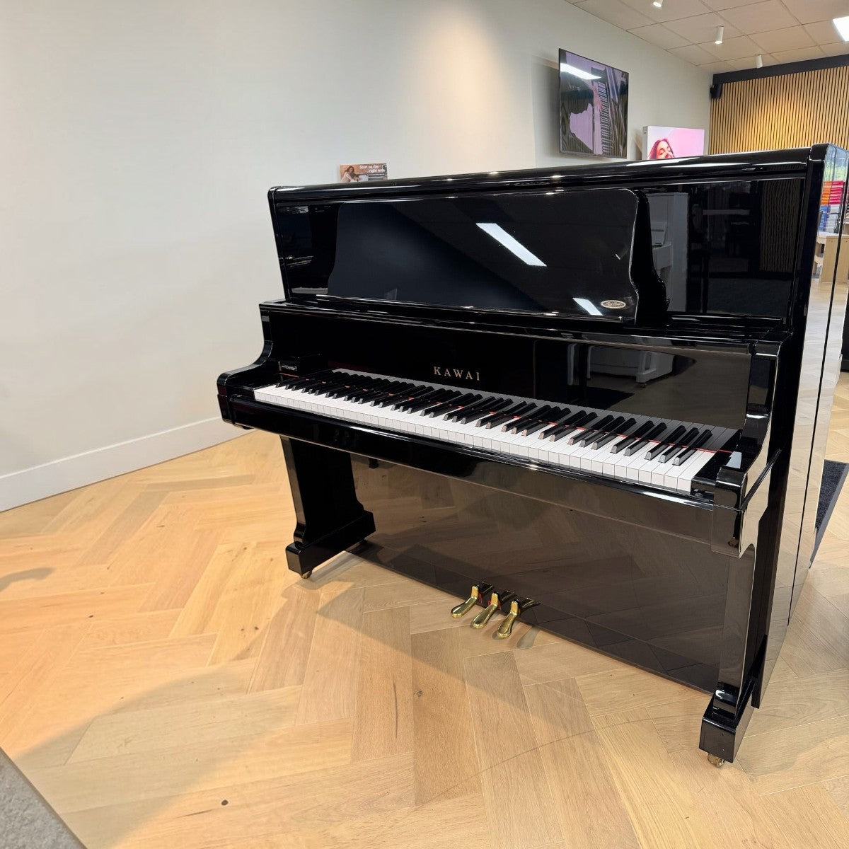 Đàn piano cơ upright Kawai K70 màu đen bóng sang trọng tại showroom TÂN NHẠC CỤ