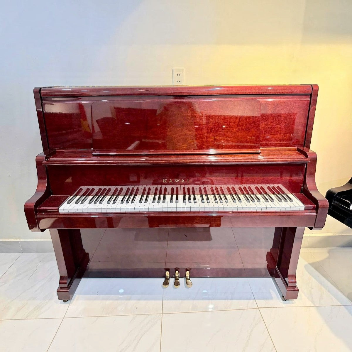 Đàn piano cơ upright Kawai KL32BG màu vân gỗ đỏ sang trọng tại Tân Nhạc Cụ với các chi tiết đồng tinh tế