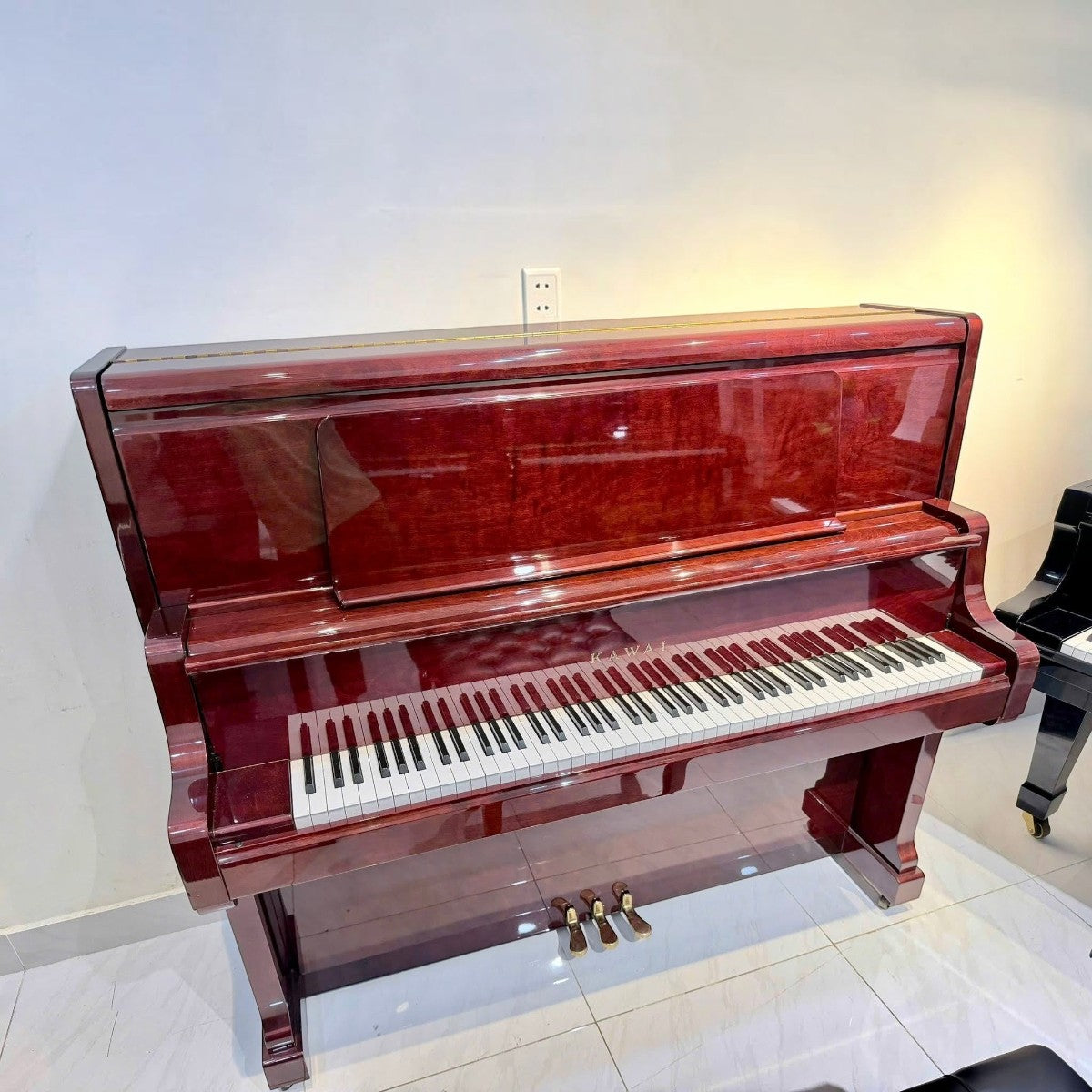 Đàn piano cơ upright Kawai KL32BG màu vân gỗ đỏ sang trọng với các chi tiết đồng tinh tế tại Tân Nhạc Cụ