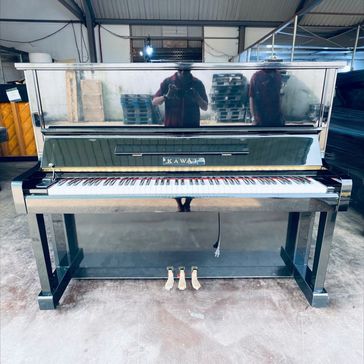 Đàn piano cơ Kawai KS2F màu đen bóng sang trọng tại TÂN NHẠC CỤ, thiết kế thùng cao 131cm bền bỉ và đẳng cấp.