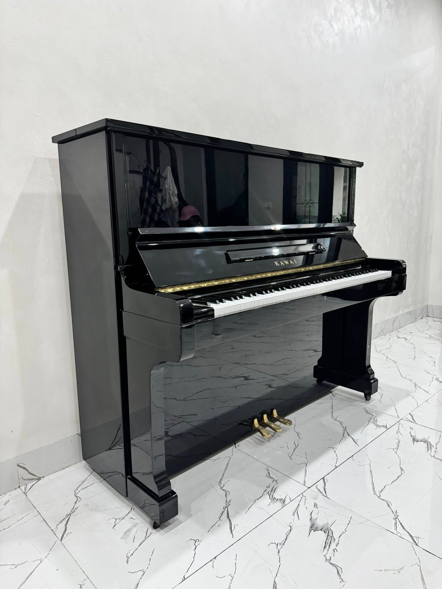 Đàn piano cơ upright Kawai KS3 màu đen bóng sang trọng tại TÂN NHẠC CỤ, thiết kế cổ điển với 3 pedal vàng