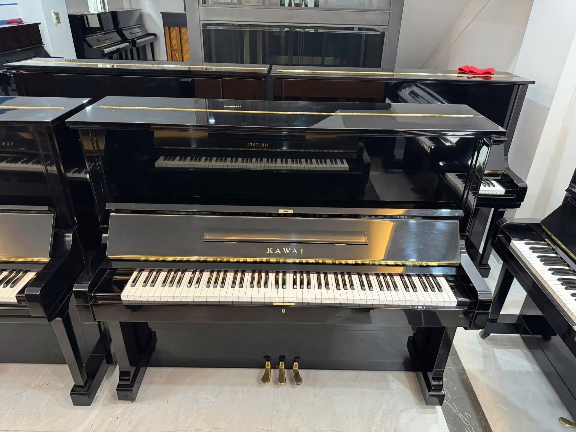 Đàn piano cơ upright Kawai KS3 màu đen bóng sang trọng tại Tân Nhạc Cụ, thiết kế cổ điển với 3 pedal và phím đàn trắng
