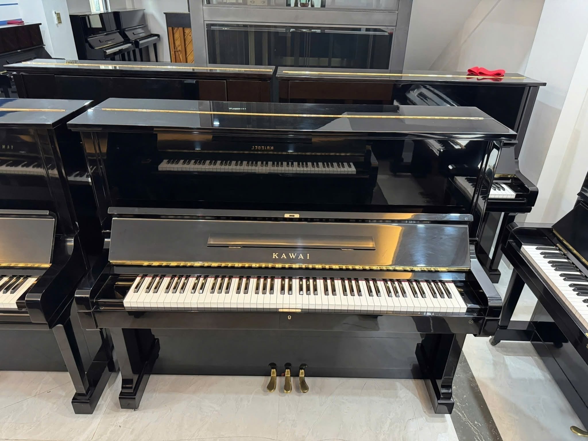 Đàn piano cơ upright Kawai KS3 màu đen bóng sang trọng tại Tân Nhạc Cụ, thiết kế cổ điển với 3 pedal và phím đàn trắng