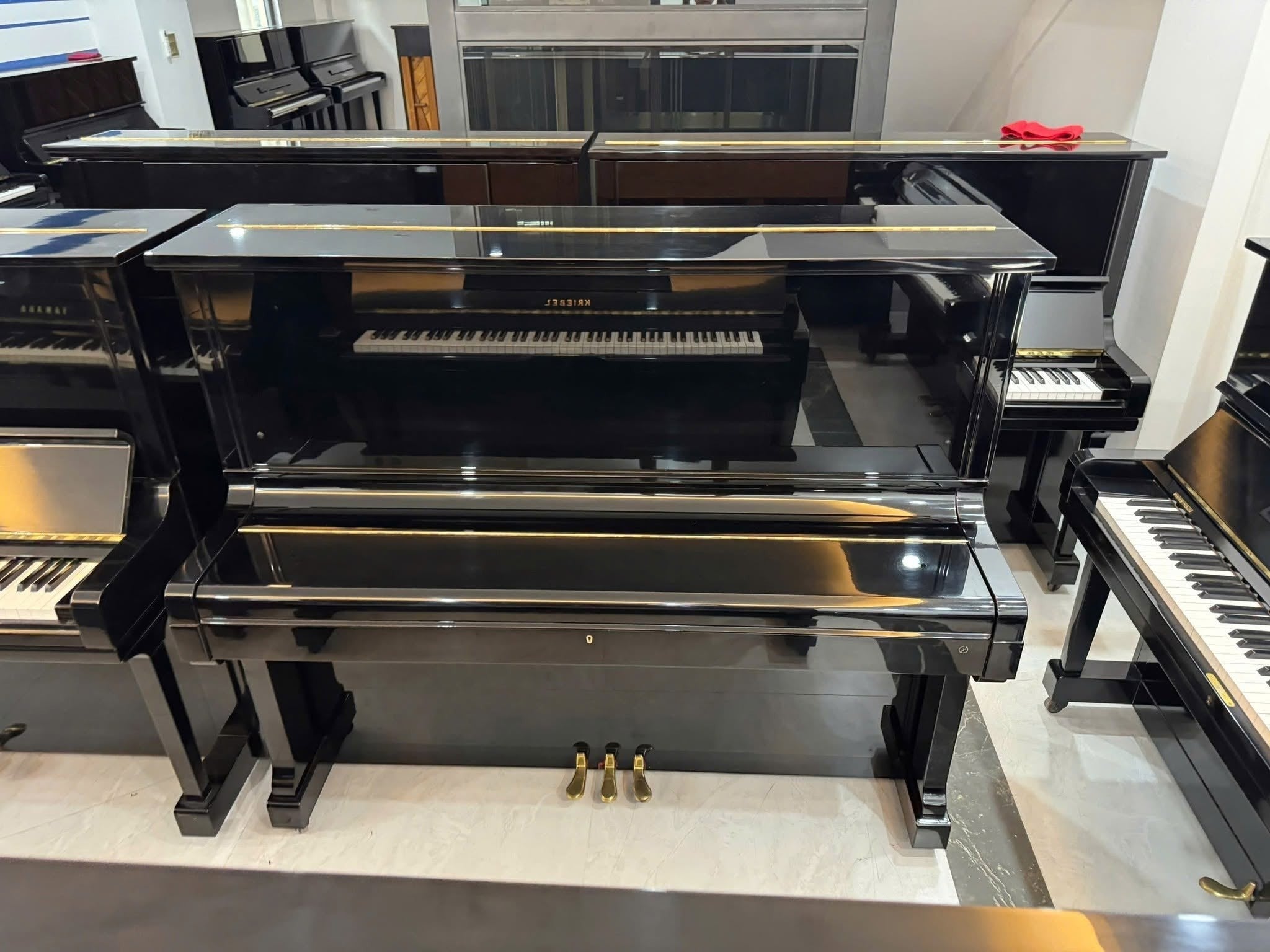 Đàn piano cơ upright Kawai KS3 màu đen bóng sang trọng tại Tân Nhạc Cụ, thiết kế cổ điển với 3 pedal vàng
