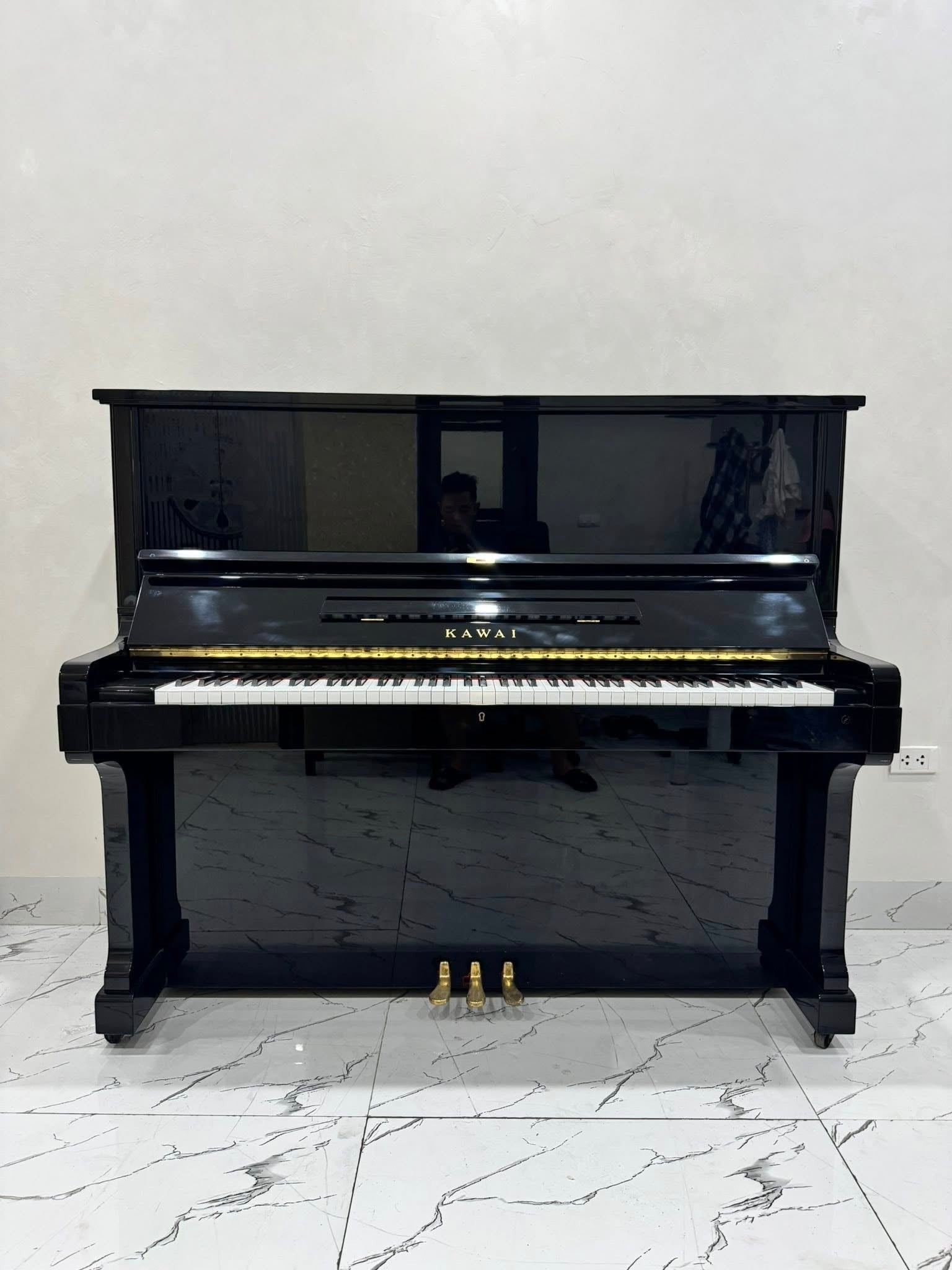 Đàn piano cơ upright Kawai KS3 màu đen bóng sang trọng tại Tân Nhạc Cụ, thiết kế cổ điển với 3 pedal vàng