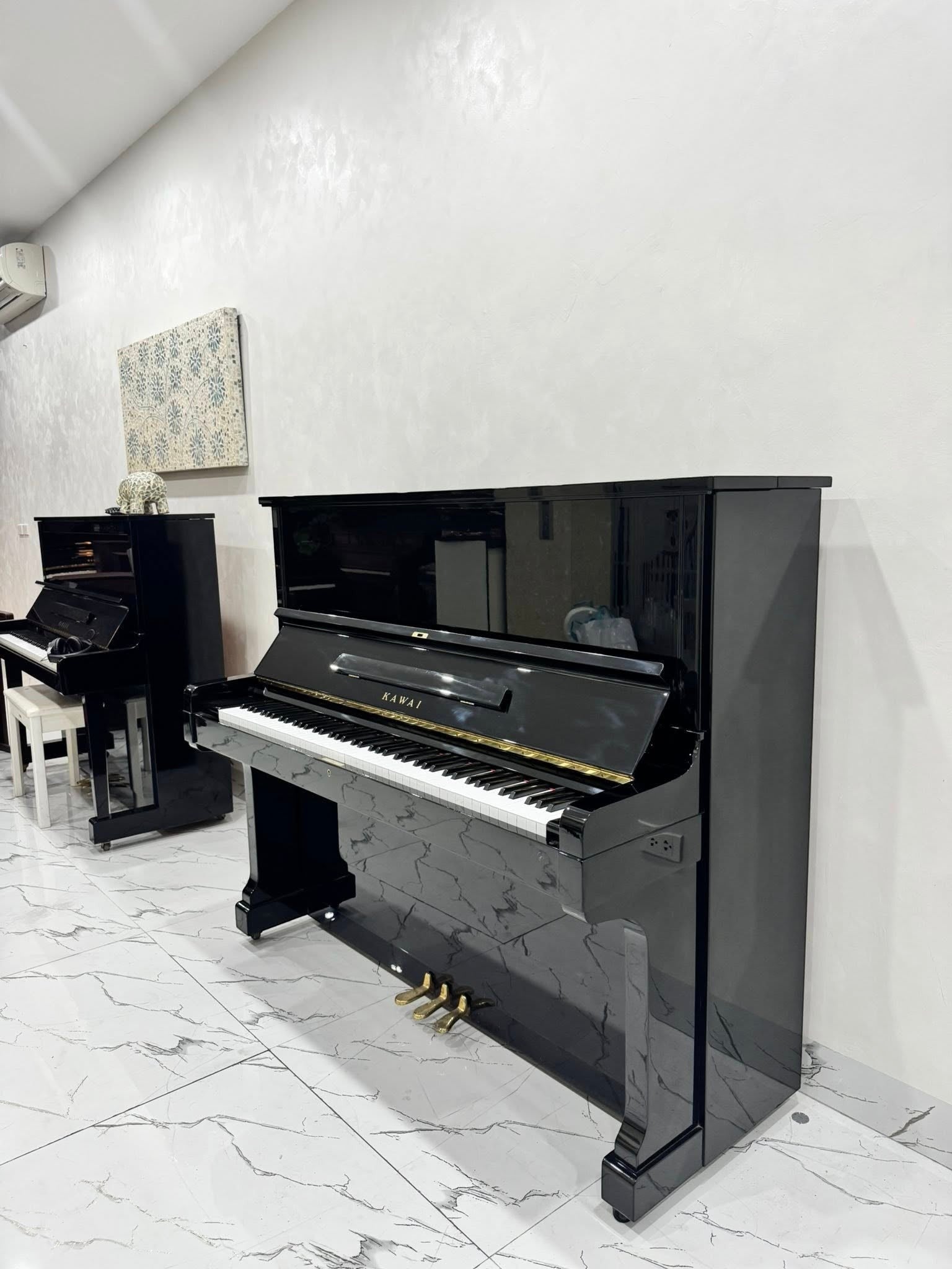 Đàn piano cơ upright Kawai KS3 màu đen bóng sang trọng tại Tân Nhạc Cụ, thiết kế cổ điển với 3 pedal đồng