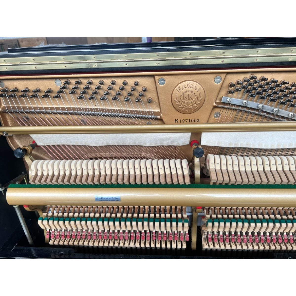 Bộ máy cơ bên trong đàn piano Kawai KS3F màu đen bóng tại TÂN NHẠC CỤ với khung gang và búa đàn chi tiết