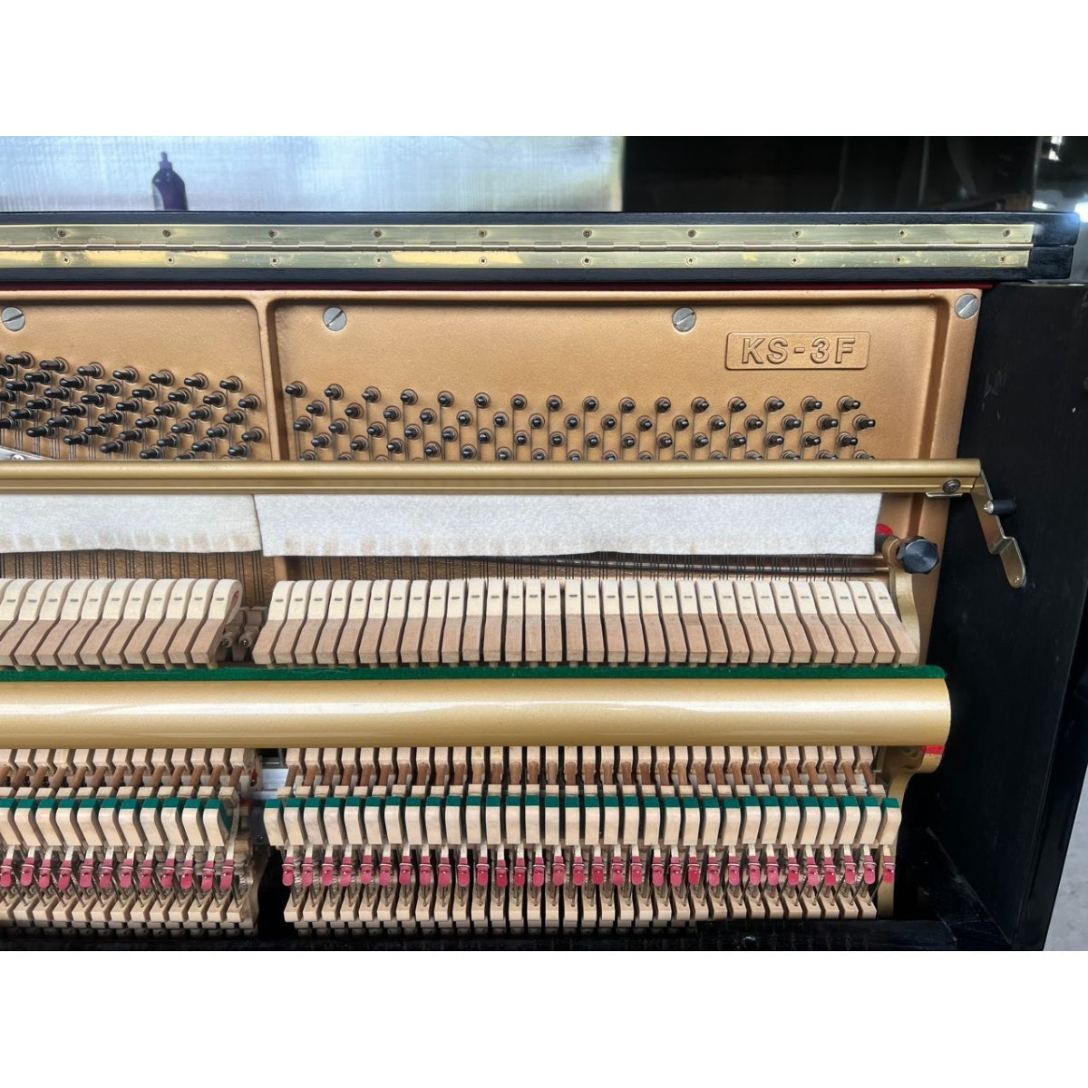 Bộ máy cơ bên trong đàn piano cơ Kawai KS3F màu đen bóng tại TÂN NHẠC CỤ với khung gang và búa đàn chi tiết