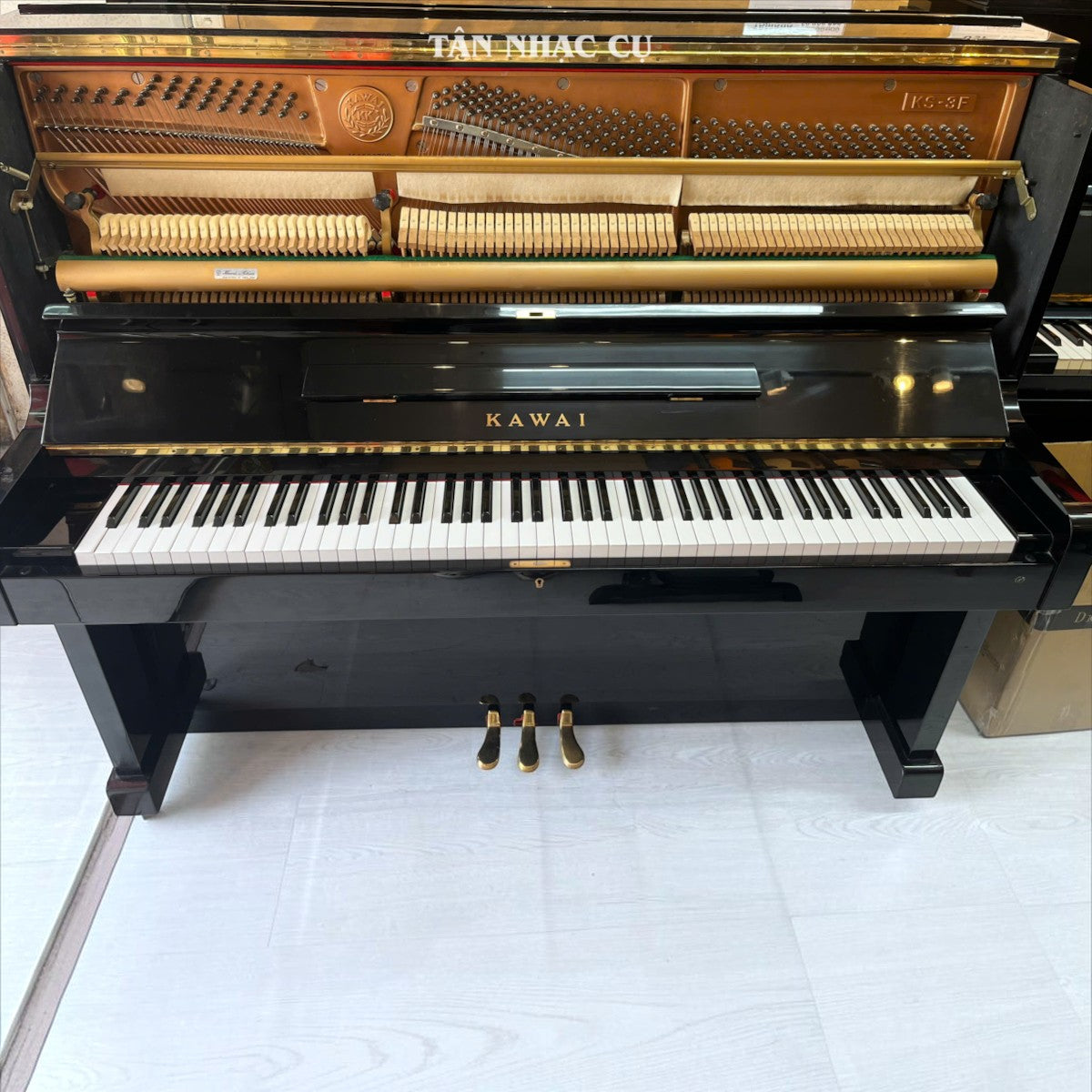 Đàn piano cơ upright Kawai KS3F màu đen bóng sang trọng tại TÂN NHẠC CỤ với bộ máy cơ bên trong lộ rõ