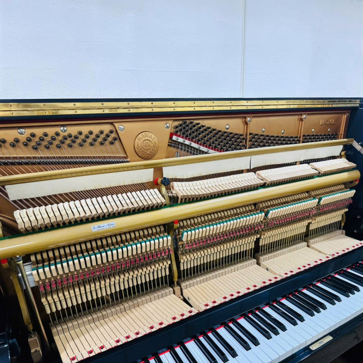 Bộ máy đàn piano cơ Kawai KS5F màu đen bóng với khung gang vàng và các chi tiết kỹ thuật tinh xảo tại Tân Nhạc Cụ