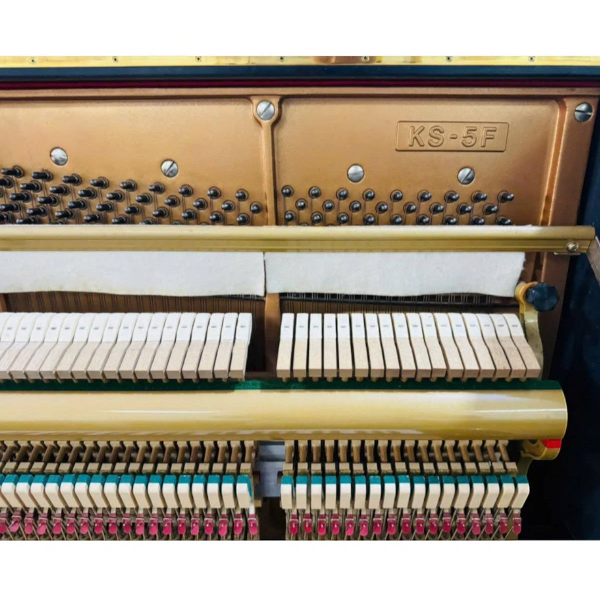 Bộ máy cơ bên trong đàn piano Kawai KS5F tại TÂN NHẠC CỤ với khung gang vàng và các búa đàn nỉ chất lượng cao