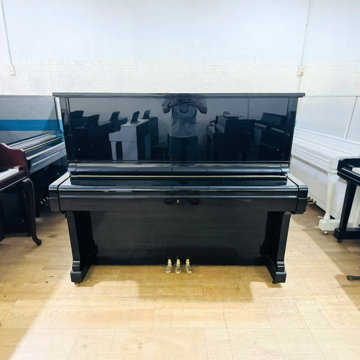 Đàn piano cơ upright Kawai KS5F màu đen bóng sang trọng tại TÂN NHẠC CỤ với thiết kế thùng lớn cao 132cm